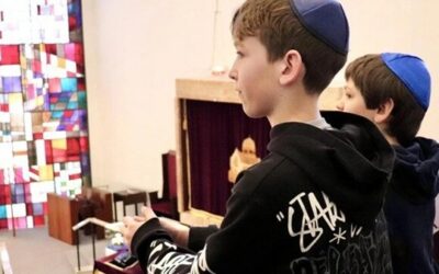 Die Synagoge Hohe Weide empfängt 1.000 Besuchergruppen -darunter auch die Sechstklässler der Brecht-Schule