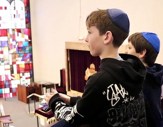 Die Synagoge Hohe Weide empfängt 1.000 Besuchergruppen - darunter auch die Sechstklässler der Brecht-Schule © HA | Anika Würz